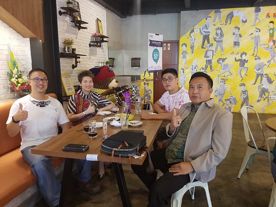 10 Rekomendasi Cafe Hits di Daerah Surabaya Yang Harus Masuk Daftar List Tempat Nongkrong Kamu! 4 10 Rekomendasi Cafe Hits di Daerah Surabaya Yang Harus Masuk Daftar List Tempat Nongkrong Kamu! 4