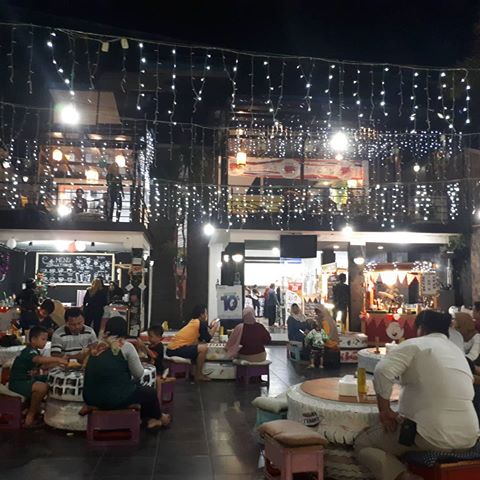 10 Rekomendasi Cafe Hits di Daerah Surabaya Yang Harus Masuk Daftar List Tempat Nongkrong Kamu! 9 10 Rekomendasi Cafe Hits di Daerah Surabaya Yang Harus Masuk Daftar List Tempat Nongkrong Kamu! 9