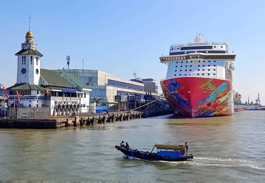 Menikmati Sunrise di Surabaya North Quay 9