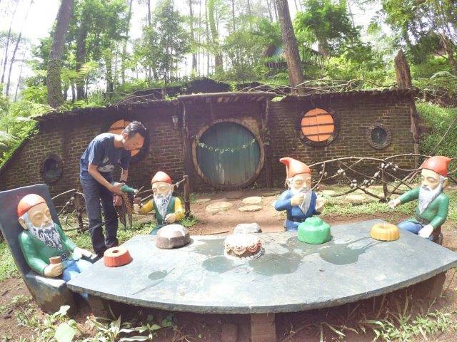 Asiknya Berfoto di Rumah Hobbit Cikole 2