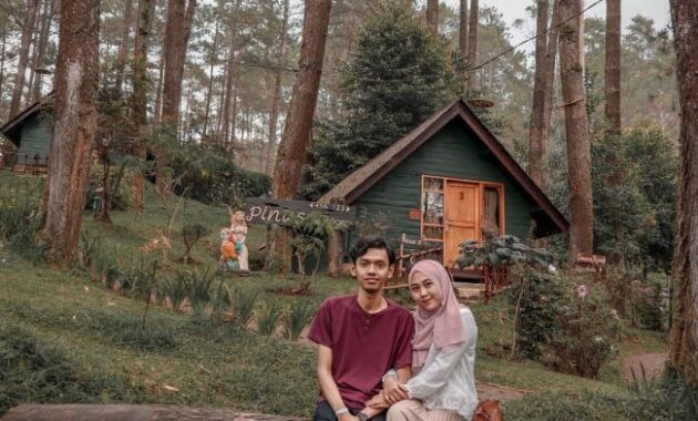 Asiknya Berfoto di Rumah Hobbit Cikole 1 Asiknya Berfoto di Rumah Hobbit Cikole 1