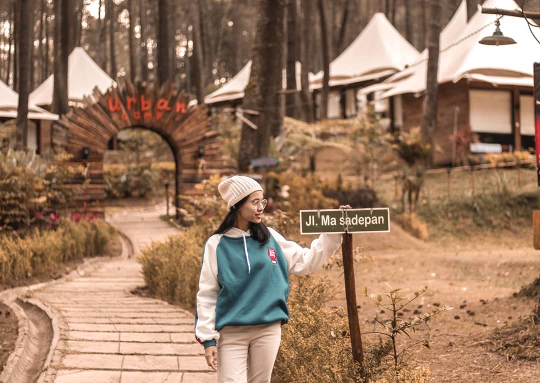 Asiknya Berfoto di Rumah Hobbit Cikole 7