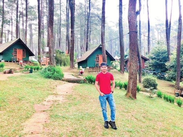 Asiknya Berfoto di Rumah Hobbit Cikole 5