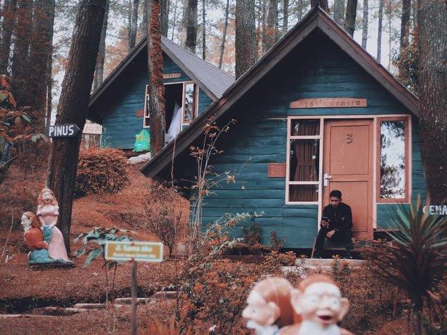 Asiknya Berfoto di Rumah Hobbit Cikole 6