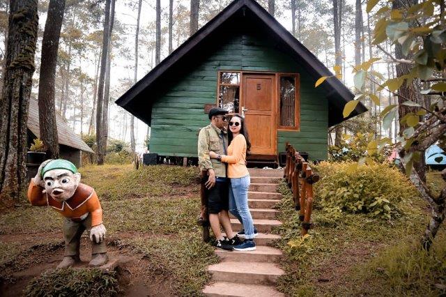 Asiknya Berfoto di Rumah Hobbit Cikole 4