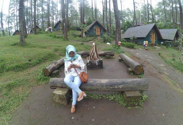Asiknya Berfoto di Rumah Hobbit Cikole 8