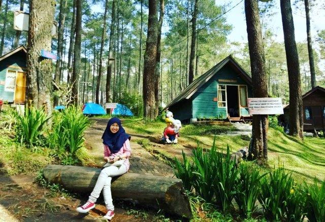 Asiknya Berfoto di Rumah Hobbit Cikole 3