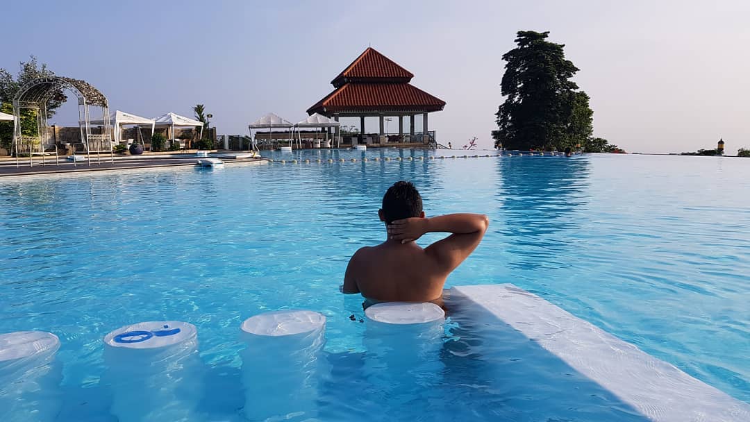 Resort Giri Tirta Kahuripan, Kolam Renangnya Bagus Banget! 9