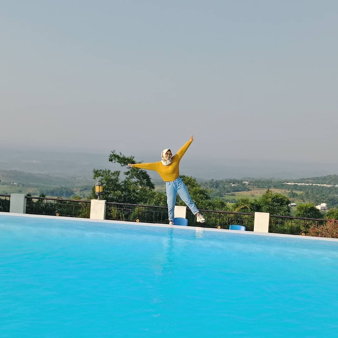 Resort Giri Tirta Kahuripan, Kolam Renangnya Bagus Banget! 5