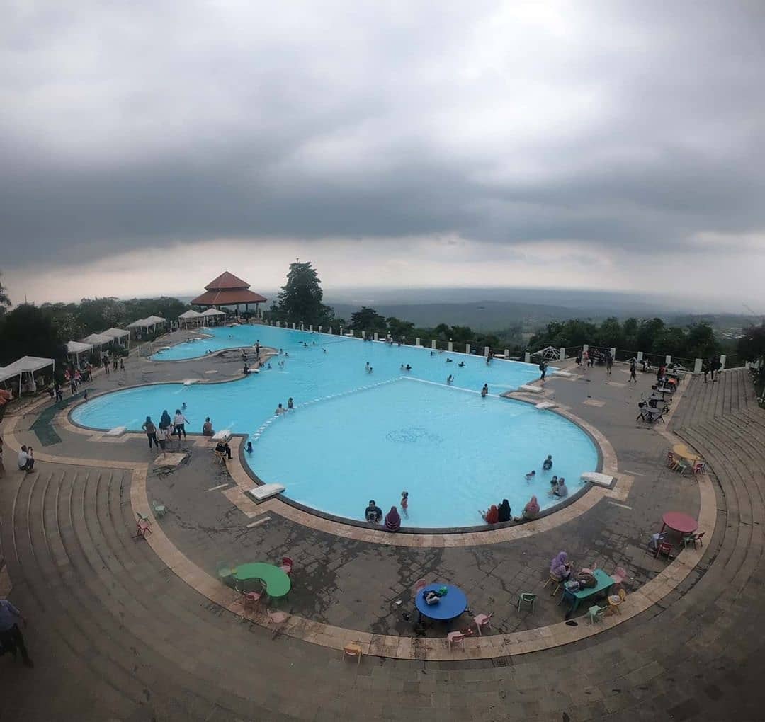 Resort Giri Tirta Kahuripan, Kolam Renangnya Bagus Banget! 6