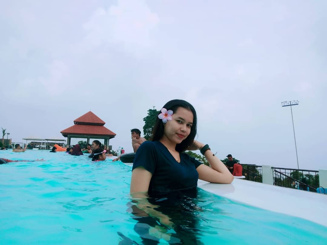 Resort Giri Tirta Kahuripan, Kolam Renangnya Bagus Banget! 8