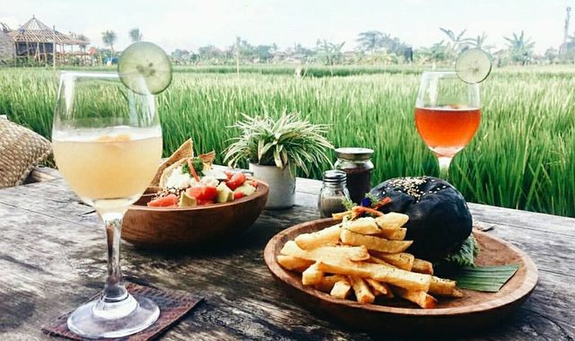 10 Daftar Pilihan Cafe Paling Instagramable di Daerah Bali Ini Bisa Mempercantik Feeds Kamu! 8 10 Daftar Pilihan Cafe Paling Instagramable di Daerah Bali Ini Bisa Mempercantik Feeds Kamu! 8