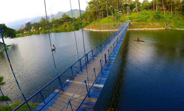 5 Daftar Pilihan Lokasi Wisata Danau di Daerah Malang Yang Sangat Cantik dan Indah 3