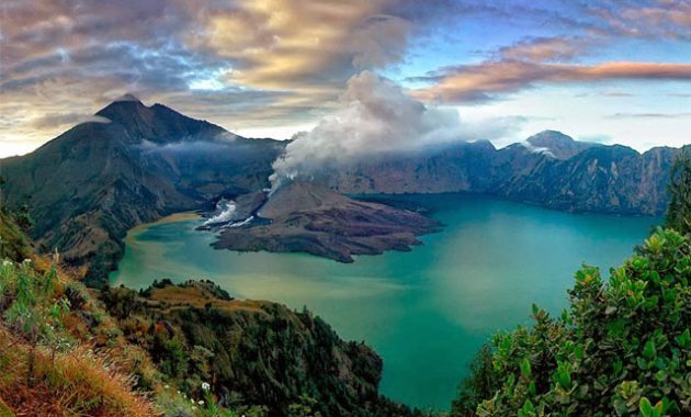 5 Rekomendasi Wisata Danau Vulkanik di Negara Indonesia Yang Sangat Cantik, Wajib Untuk Kalian Kunjungi! 1 5 Rekomendasi Wisata Danau Vulkanik di Negara Indonesia Yang Sangat Cantik, Wajib Untuk Kalian Kunjungi! 1