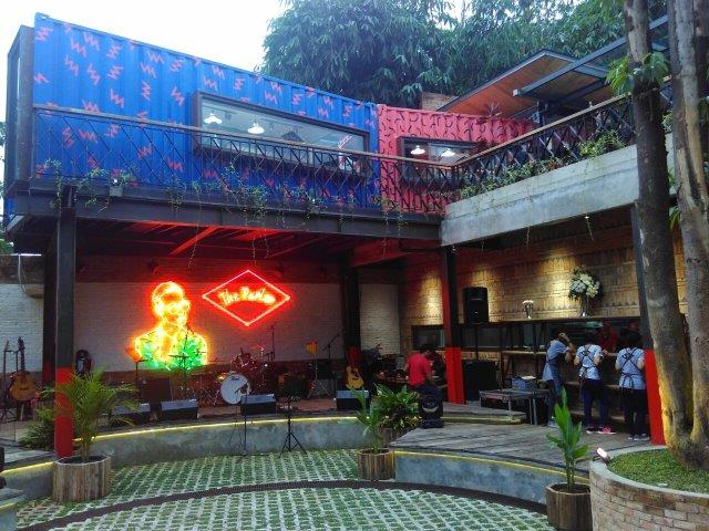 10 Rekomendasi Tempat Nongkrong di Daerah Bandung, Coba Mampir Kesini Saat Jalan-jalan Malam! 8 10 Rekomendasi Tempat Nongkrong di Daerah Bandung, Coba Mampir Kesini Saat Jalan-jalan Malam! 8