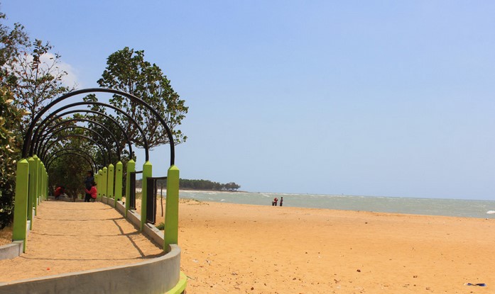 Beberapa Potret Pantai Pasir Putih di Madura Yang Cantik dan Ada Yang Mirip Dengan Hawai 8 Beberapa Potret Pantai Pasir Putih di Madura Yang Cantik dan Ada Yang Mirip Dengan Hawai 8