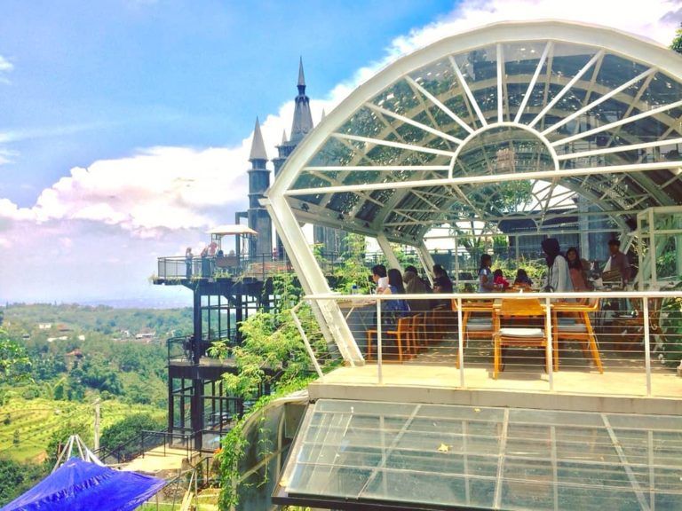 10 Referensi Tempat Nongkrong Super Asik di Daerah Bandung Ini Bisa Bikin Kamu Lupa Waktu! 8 10 Referensi Tempat Nongkrong Super Asik di Daerah Bandung Ini Bisa Bikin Kamu Lupa Waktu! 8