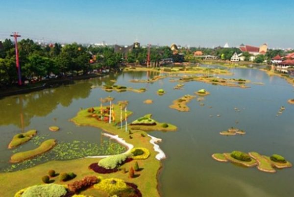 akses TMII Jakarta Timur untuk keluarga dengan panduan area danau miniatur