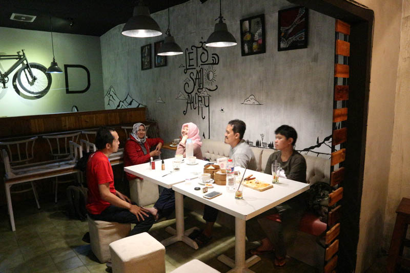 10 Rekomendasi Cafe Yang Sangat Kece di Daerah Cimahi Bikin Kalian Betah Nongkrong 5