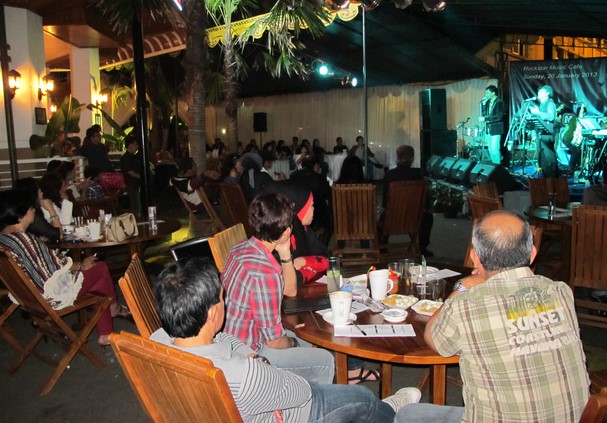 10 Rekomendasi Cafe Live Music di Bandung Yang Bikin Momen Ngumpul Makin Asik 5 10 Rekomendasi Cafe Live Music di Bandung Yang Bikin Momen Ngumpul Makin Asik 5