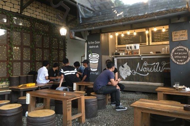 10 Rekomendasi Cafe Live Music di Bandung Yang Bikin Momen Ngumpul Makin Asik 1 10 Rekomendasi Cafe Live Music di Bandung Yang Bikin Momen Ngumpul Makin Asik 1