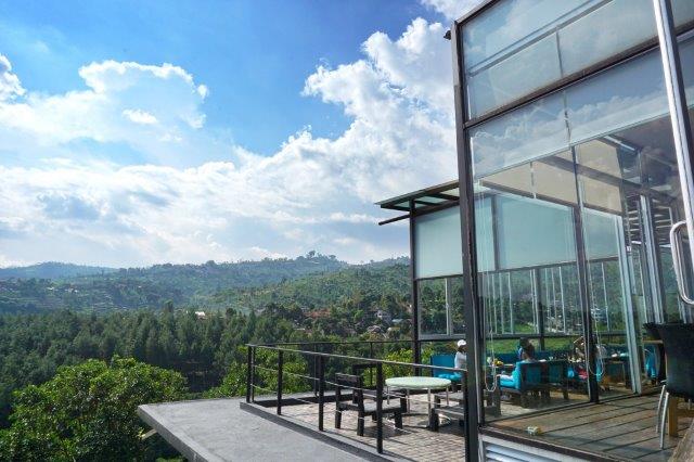 10 Rekomendasi Cafe Daerah Lembang Super Cantik Dengan Nuansa Alamnya Yang Bikin Lupa Waktu 2