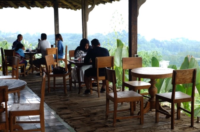 10 Rekomendasi Cafe Daerah Lembang Super Cantik Dengan Nuansa Alamnya Yang Bikin Lupa Waktu 7