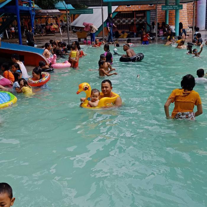 Main Air di Waterpark Kenjeran Surabaya 2