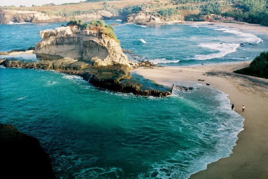 10 Pantai Terbaik di Indonesia Yang Tak Kalah Indah Dengan Maldives dan Paling Wajib Dikunjungi 3