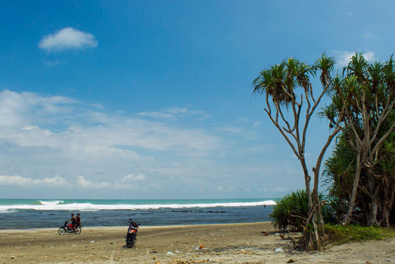Beberapa Rekomendasi Pantai Bagus dan Alami di Wilayah Jawa Barat, Ada Yang Jarang Dikunjungi 3 Beberapa Rekomendasi Pantai Bagus dan Alami di Wilayah Jawa Barat, Ada Yang Jarang Dikunjungi 3