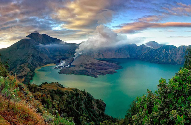 5 Rekomendasi Wisata Danau Vulkanik di Negara Indonesia Yang Sangat Cantik, Wajib Untuk Kalian Kunjungi! 3 5 Rekomendasi Wisata Danau Vulkanik di Negara Indonesia Yang Sangat Cantik, Wajib Untuk Kalian Kunjungi! 3