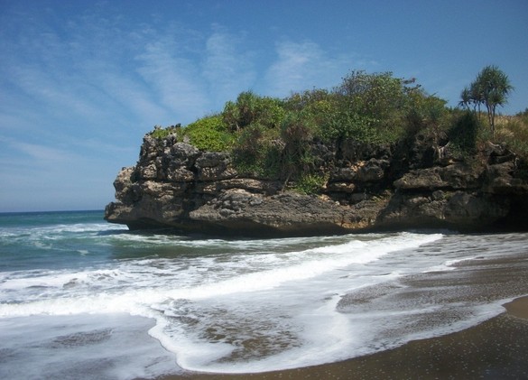 10 Rekomendasi Wisata Pantai di Dekat Kediri Yang Bagus dan Terkenal Termasuk Tiket Masuknya 2