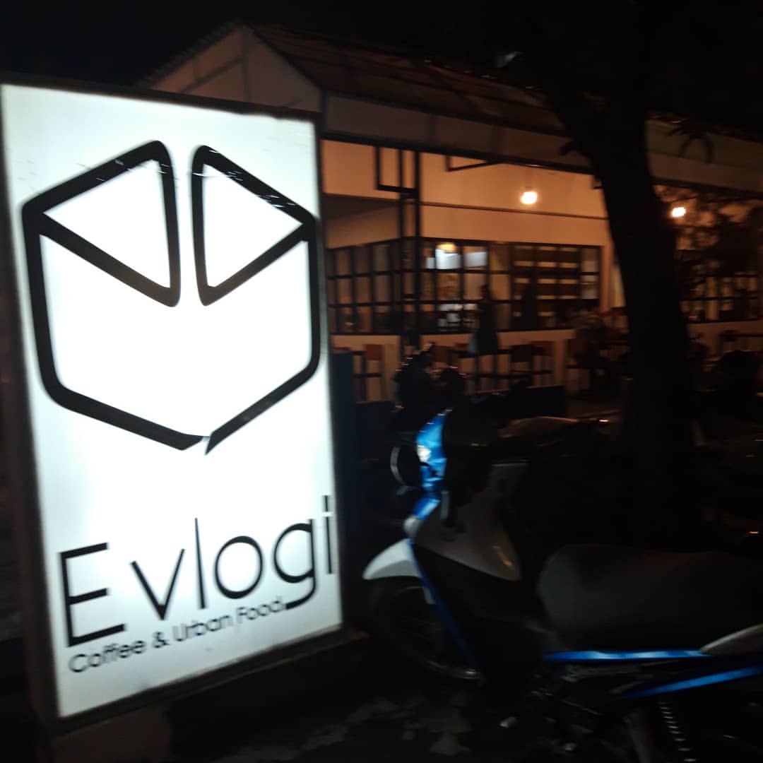 Coffee Addict? 10 Daftar Pilihan Tempat Ngopi Paling TOP di Daerah Makassar, Yuk Cobain! 6 Coffee Addict? 10 Daftar Pilihan Tempat Ngopi Paling TOP di Daerah Makassar, Yuk Cobain! 6