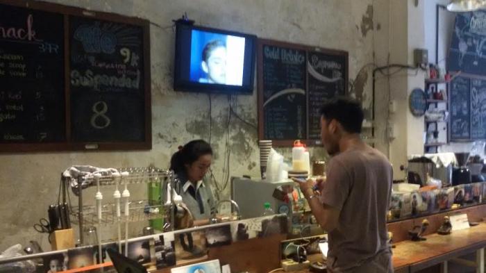 Coffee Addict? 10 Daftar Pilihan Tempat Ngopi Paling TOP di Daerah Makassar, Yuk Cobain! 8 Coffee Addict? 10 Daftar Pilihan Tempat Ngopi Paling TOP di Daerah Makassar, Yuk Cobain! 8