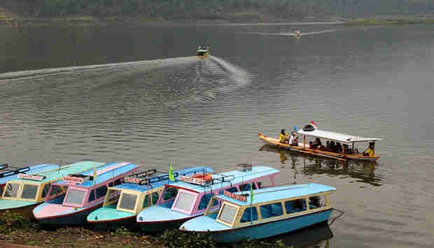 5 Daftar Pilihan Lokasi Wisata Danau di Daerah Malang Yang Sangat Cantik dan Indah 4 5 Daftar Pilihan Lokasi Wisata Danau di Daerah Malang Yang Sangat Cantik dan Indah 4