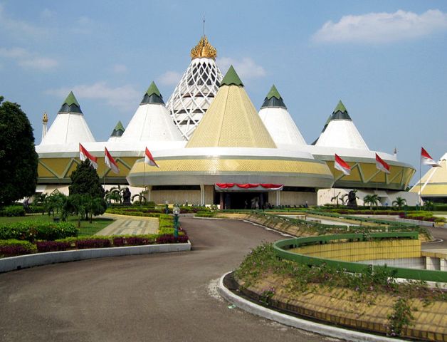 Wahana Apa Saja Yang Ada di Taman Mini Indonesia Indah? 9