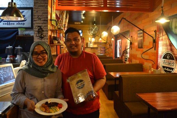 6 Rekomendasi Tempat Ngopi di Daerah Cirebon Ini Tak Hanya Enak, Suasananya Juga Cozy Abis 2 6 Rekomendasi Tempat Ngopi di Daerah Cirebon Ini Tak Hanya Enak, Suasananya Juga Cozy Abis 2