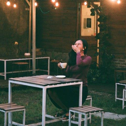 6 Rekomendasi Tempat Ngopi di Daerah Cirebon Ini Tak Hanya Enak, Suasananya Juga Cozy Abis 4 6 Rekomendasi Tempat Ngopi di Daerah Cirebon Ini Tak Hanya Enak, Suasananya Juga Cozy Abis 4