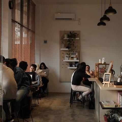 6 Rekomendasi Tempat Ngopi di Daerah Cirebon Ini Tak Hanya Enak, Suasananya Juga Cozy Abis 5 6 Rekomendasi Tempat Ngopi di Daerah Cirebon Ini Tak Hanya Enak, Suasananya Juga Cozy Abis 5