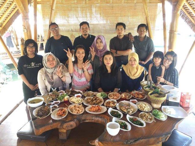 40 Referensi Tempat Makan Terkenal Enak di Wilayah Depok, Manakah Yang Punya Playground? 13