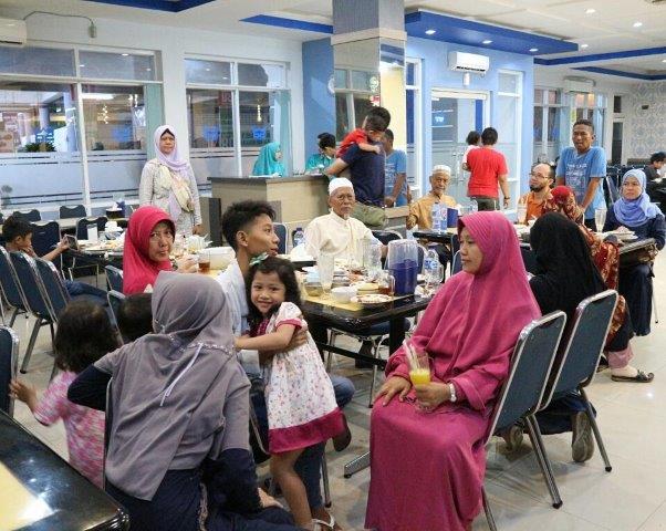 16 Daftar Pilihan Tempat Makan di Cirebon Untuk Keluarga Yang Terkenal dan Adakah Buka 24 Jam? 16 16 Daftar Pilihan Tempat Makan di Cirebon Untuk Keluarga Yang Terkenal dan Adakah Buka 24 Jam? 16