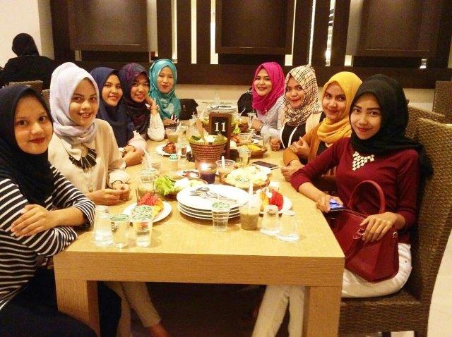 15 Rekomendasi Tempat Makan di Pekanbaru Untuk Keluarga Yang Jadi Favorit dan Ada Kolam Ikan? 15