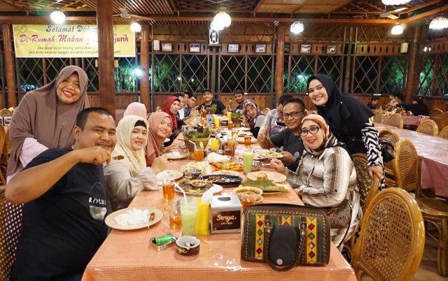 15 Rekomendasi Tempat Makan di Pekanbaru Untuk Keluarga Yang Jadi Favorit dan Ada Kolam Ikan? 2