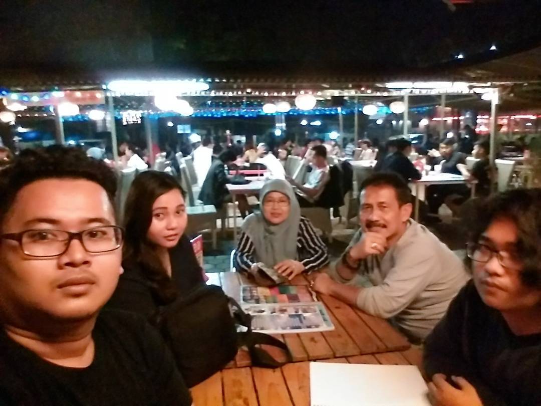 16 Daftar Pilihan Tempat Makan di Cirebon Untuk Keluarga Yang Terkenal dan Adakah Buka 24 Jam? 5 16 Daftar Pilihan Tempat Makan di Cirebon Untuk Keluarga Yang Terkenal dan Adakah Buka 24 Jam? 5