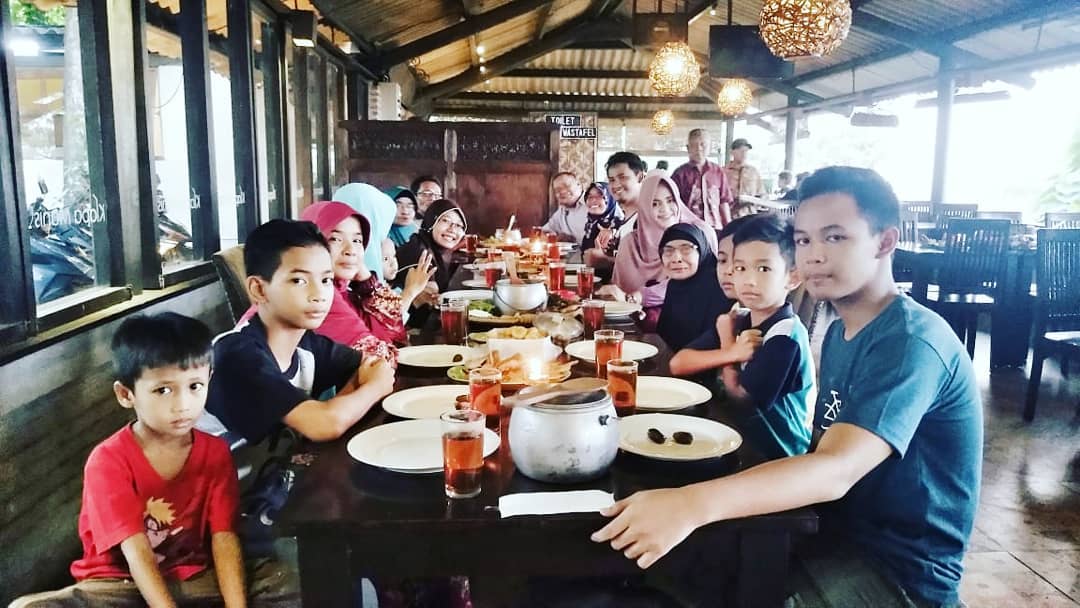 16 Daftar Pilihan Tempat Makan di Cirebon Untuk Keluarga Yang Terkenal dan Adakah Buka 24 Jam? 8 16 Daftar Pilihan Tempat Makan di Cirebon Untuk Keluarga Yang Terkenal dan Adakah Buka 24 Jam? 8