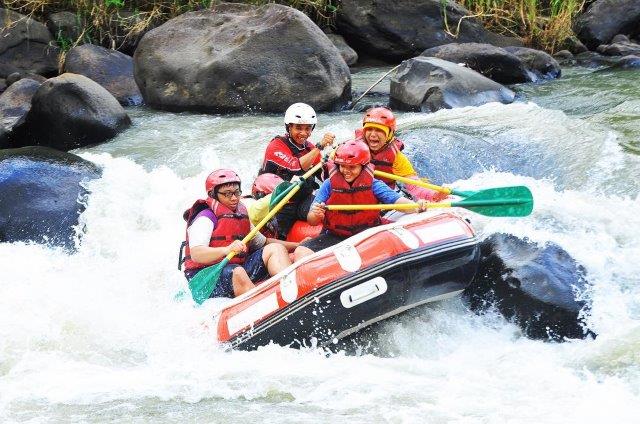 Asyiknya Rafting di Sungai Citarik 1 Asyiknya Rafting di Sungai Citarik 1