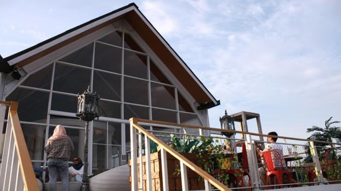 Punya Ide Untuk Ajak Pasangan Ngedate? Coba 6 Rekomendasi Cafe Romantis di Daerah Pontianak Ini Aja 4 Punya Ide Untuk Ajak Pasangan Ngedate? Coba 6 Rekomendasi Cafe Romantis di Daerah Pontianak Ini Aja 4