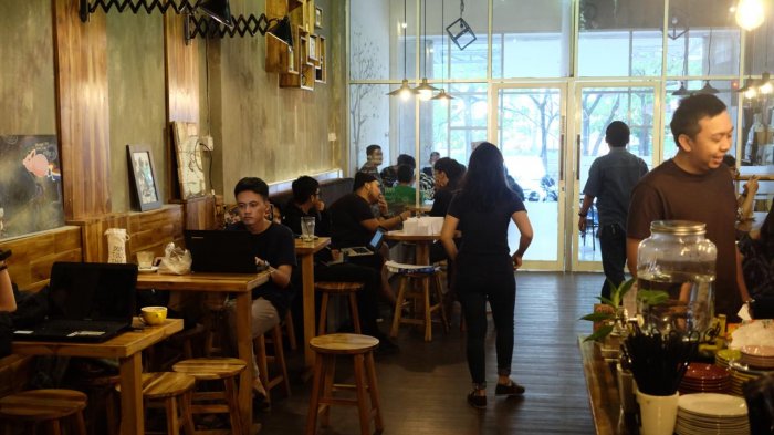 Bosen Ngafe di Tempat Mainstream? Nih 6 Referensi Cafe Unik Daerah Banjarmasin, Wajib Kalian Kunjungi! 3 Bosen Ngafe di Tempat Mainstream? Nih 6 Referensi Cafe Unik Daerah Banjarmasin, Wajib Kalian Kunjungi! 3