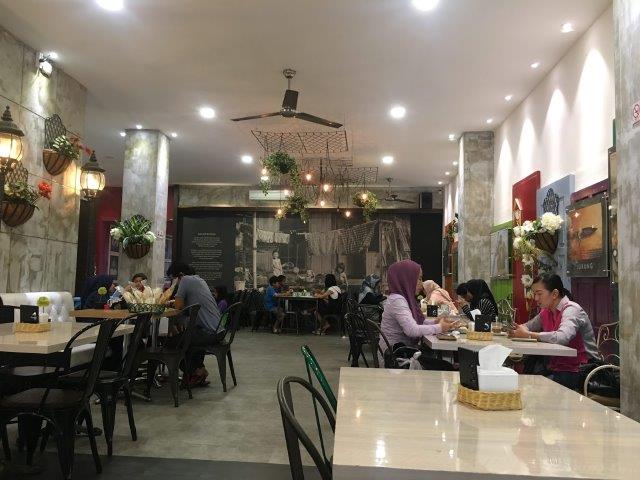 Bosen Ngafe di Tempat Mainstream? Nih 6 Referensi Cafe Unik Daerah Banjarmasin, Wajib Kalian Kunjungi! 4 Bosen Ngafe di Tempat Mainstream? Nih 6 Referensi Cafe Unik Daerah Banjarmasin, Wajib Kalian Kunjungi! 4