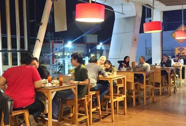 Bosen Ngafe di Tempat Mainstream? Nih 6 Referensi Cafe Unik Daerah Banjarmasin, Wajib Kalian Kunjungi! 1 Bosen Ngafe di Tempat Mainstream? Nih 6 Referensi Cafe Unik Daerah Banjarmasin, Wajib Kalian Kunjungi! 1
